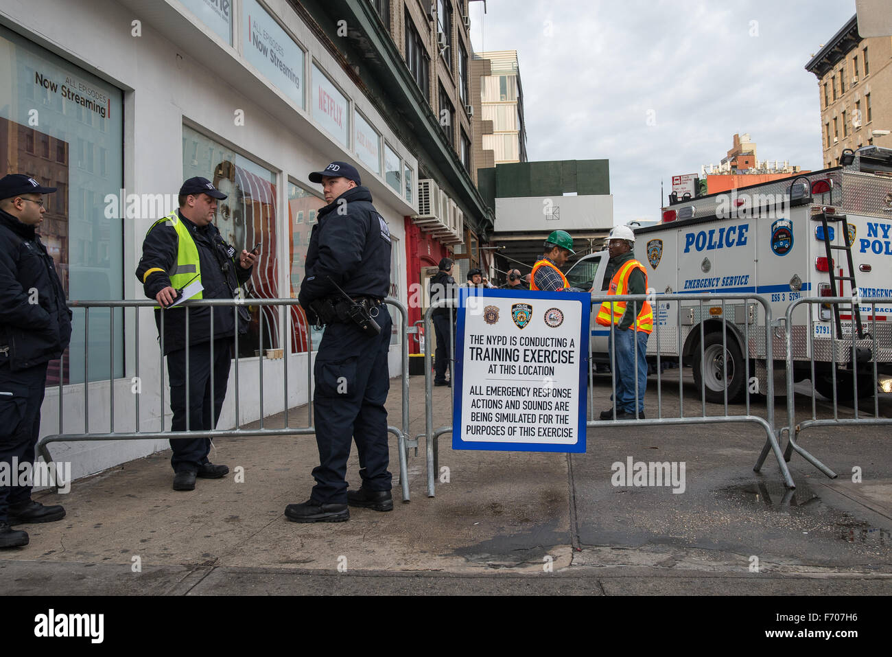 À l'aire de rassemblement de forage, un signe se bloque sur une barricade de la police, d'alerter la population de la simulation de la nature de l'événement. NYC première res-réfléchit à partir de la NYPD et FDNY ont organisé une "prévu de longue date contre le terrorisme des tireurs actifs percer sur le Lower East Side de Manhattan ; après l'observation de l'exercice, le maire de New York Bill De Blasio, NYPD Commissaire Bill Bratton et le secrétaire américain à la sécurité intérieure Jeh Johnson s'est entretenu avec la presse sur les résultats de l'exercice et son importance dans la préparation d'une éventuelle attaque terroriste à New York. (Photo par Albin Lohr-Jones Pacific Press) Banque D'Images