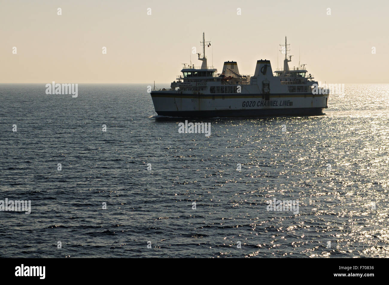 Canal de Gozo ferry ligne opérant entre Cirkewwa, sur l'île de Malte et Mgarr sur l'île de Gozo au coucher du soleil Banque D'Images