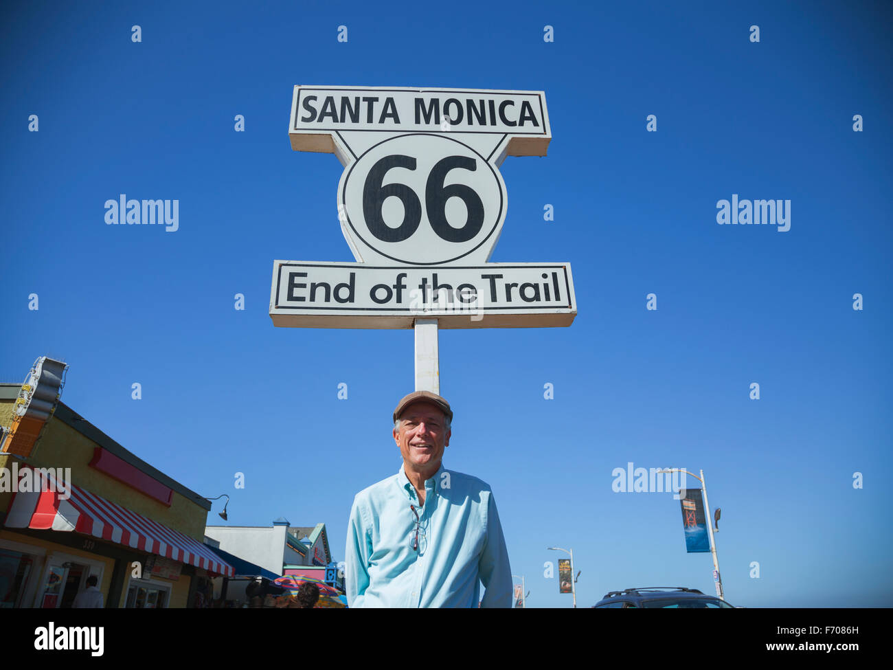 Santa Monica, Californie, USA 5/2/2015 Route 66, signer et photographe Joe Sohm à Santa Monica Pier, fin de l'autoroute à partir de la célèbre Route 66 Chicago Banque D'Images