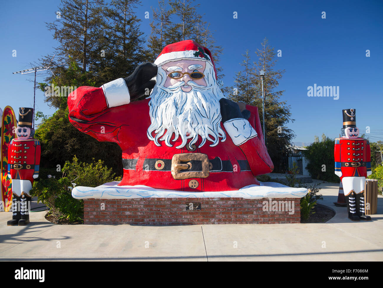 Santa Monica, Californie, USA 5/2/2015 Route 66, signer et photographe Joe Sohm à Santa Monica Pier, fin de l'autoroute à partir de la célèbre Route 66 Chicago Banque D'Images