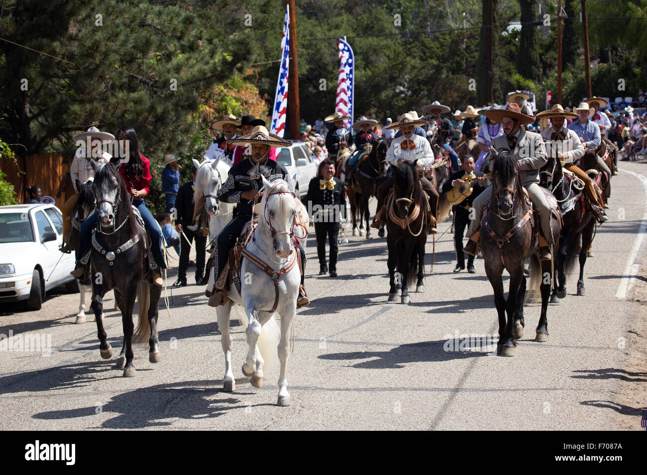 Oak View, Californie, USA, le 24 mai 2015, Memorial Day Parade, cavaliers hispaniques Banque D'Images