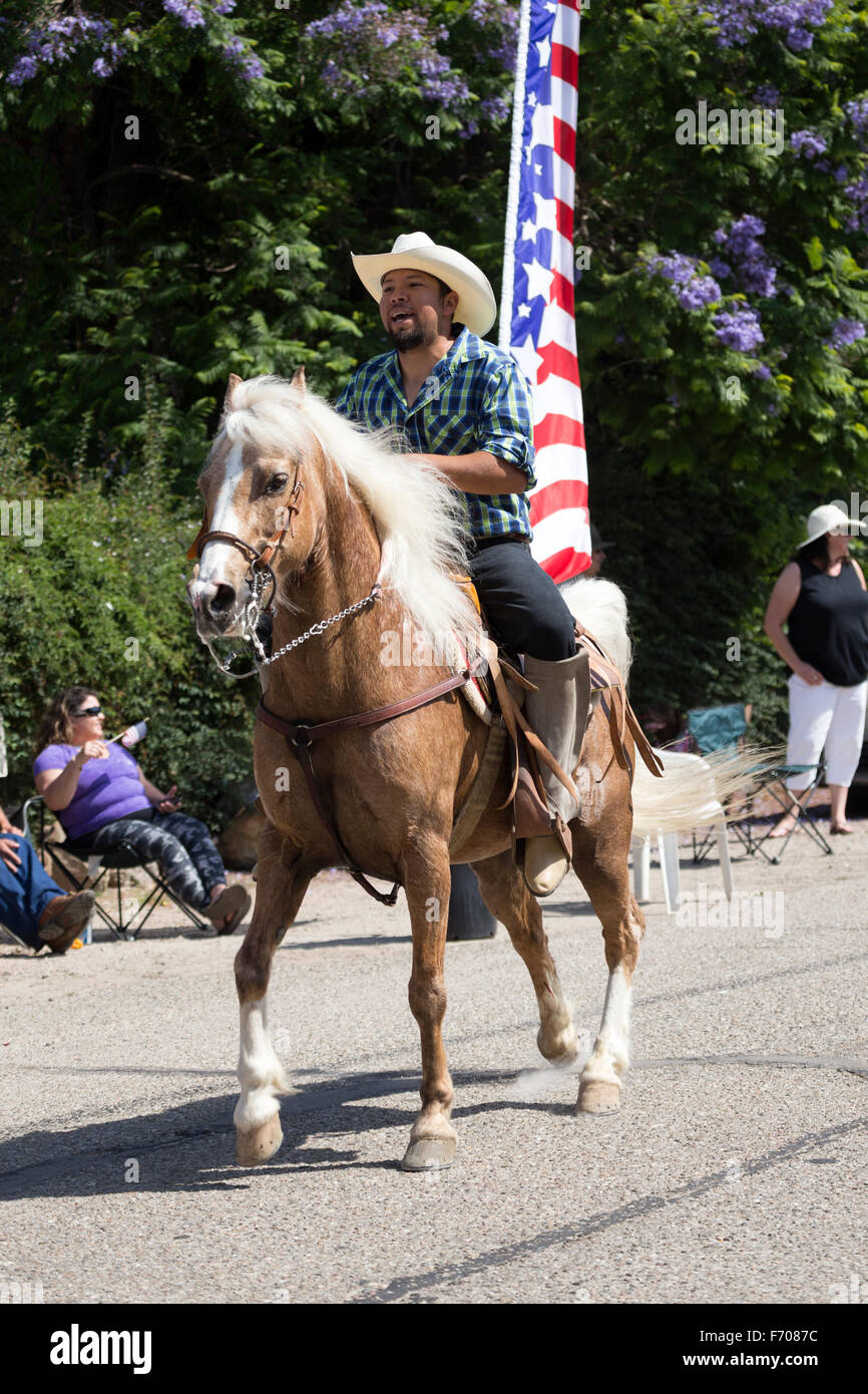 Oak View, Californie, USA, le 24 mai 2015, Memorial Day Parade avec cowboy et US Flag Banque D'Images