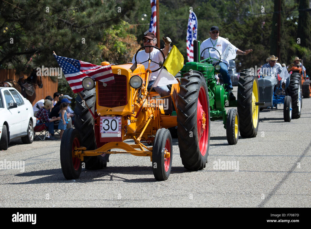 Oak View, Californie, USA, le 24 mai 2015, Memorial Day Parade, anciens tracteurs Banque D'Images