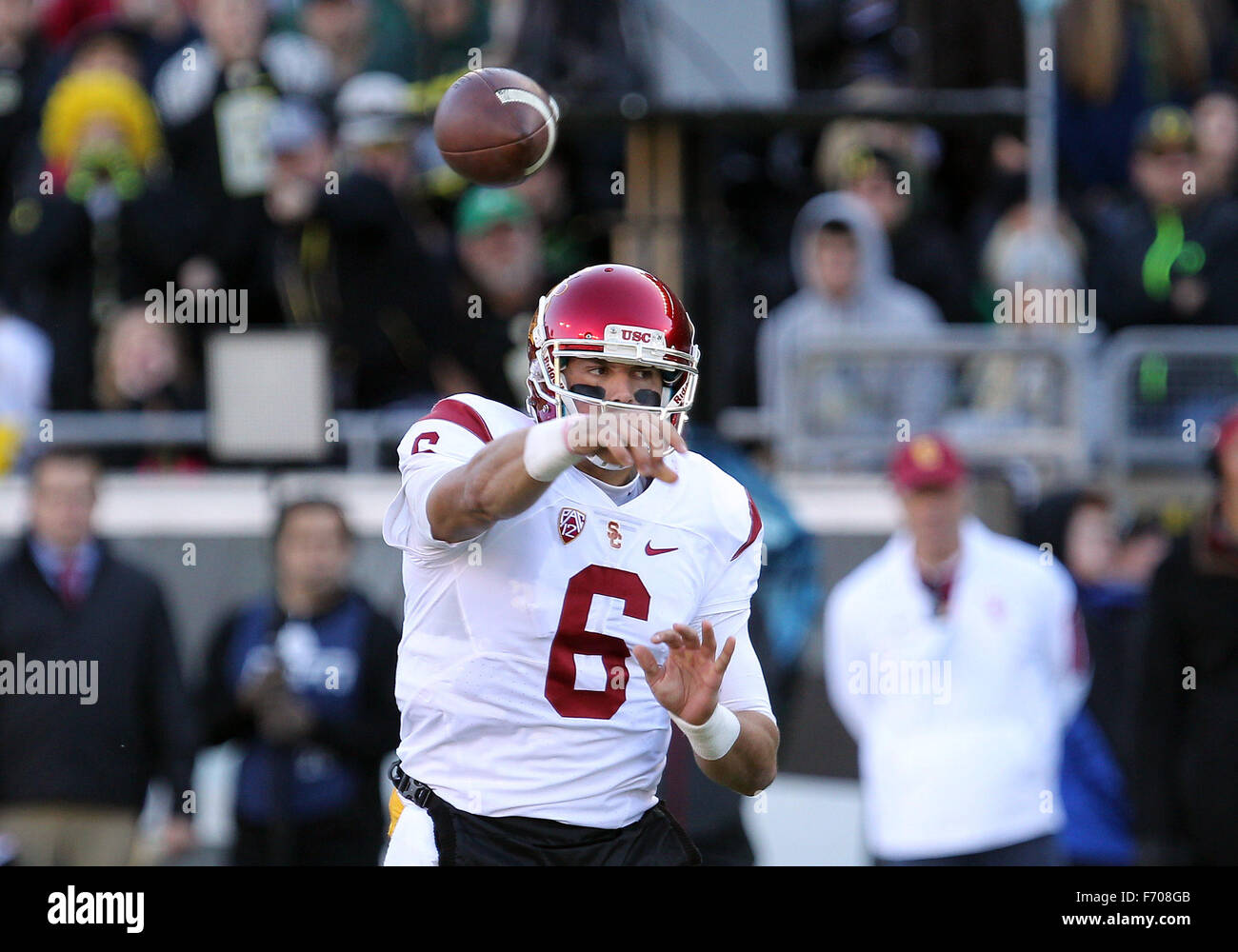 Autzen Stadium, Eugene, OR, USA. 21 Nov, 2015. USC Trojans quarterback Cody Kessler (6) tente une passe au cours de la NCAA football match entre les canards et les USC Trojans à Autzen Stadium, Eugene, OR. Larry C. Lawson/CSM/Alamy Live News Banque D'Images