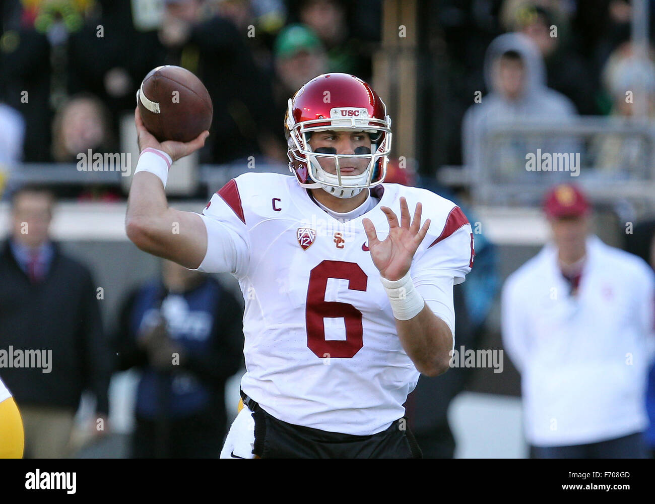 Autzen Stadium, Eugene, OR, USA. 21 Nov, 2015. USC Trojans quarterback Cody Kessler (6) tente une passe au cours de la NCAA football match entre les canards et les USC Trojans à Autzen Stadium, Eugene, OR. Larry C. Lawson/CSM/Alamy Live News Banque D'Images