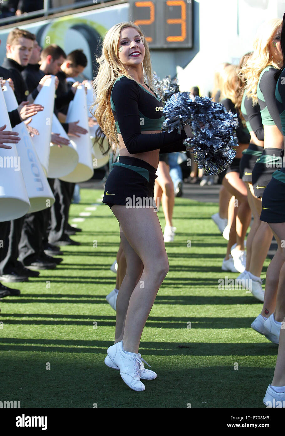 Autzen Stadium, Eugene, OR, USA. 21 Nov, 2015. Une cheerleader Oregon divertit la foule lors de la NCAA football match entre les canards et les USC Trojans à Autzen Stadium, Eugene, OR. Larry C. Lawson/CSM/Alamy Live News Banque D'Images