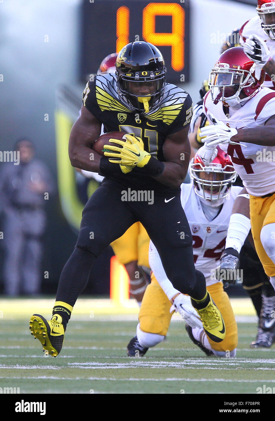 Autzen Stadium, Eugene, OR, USA. 21 Nov, 2015. Oregon Ducks d'utiliser de nouveau Royce Freeman (21) comporte pour le yardage au cours de la NCAA football match entre les canards et les USC Trojans à Autzen Stadium, Eugene, OR. Larry C. Lawson/CSM/Alamy Live News Banque D'Images