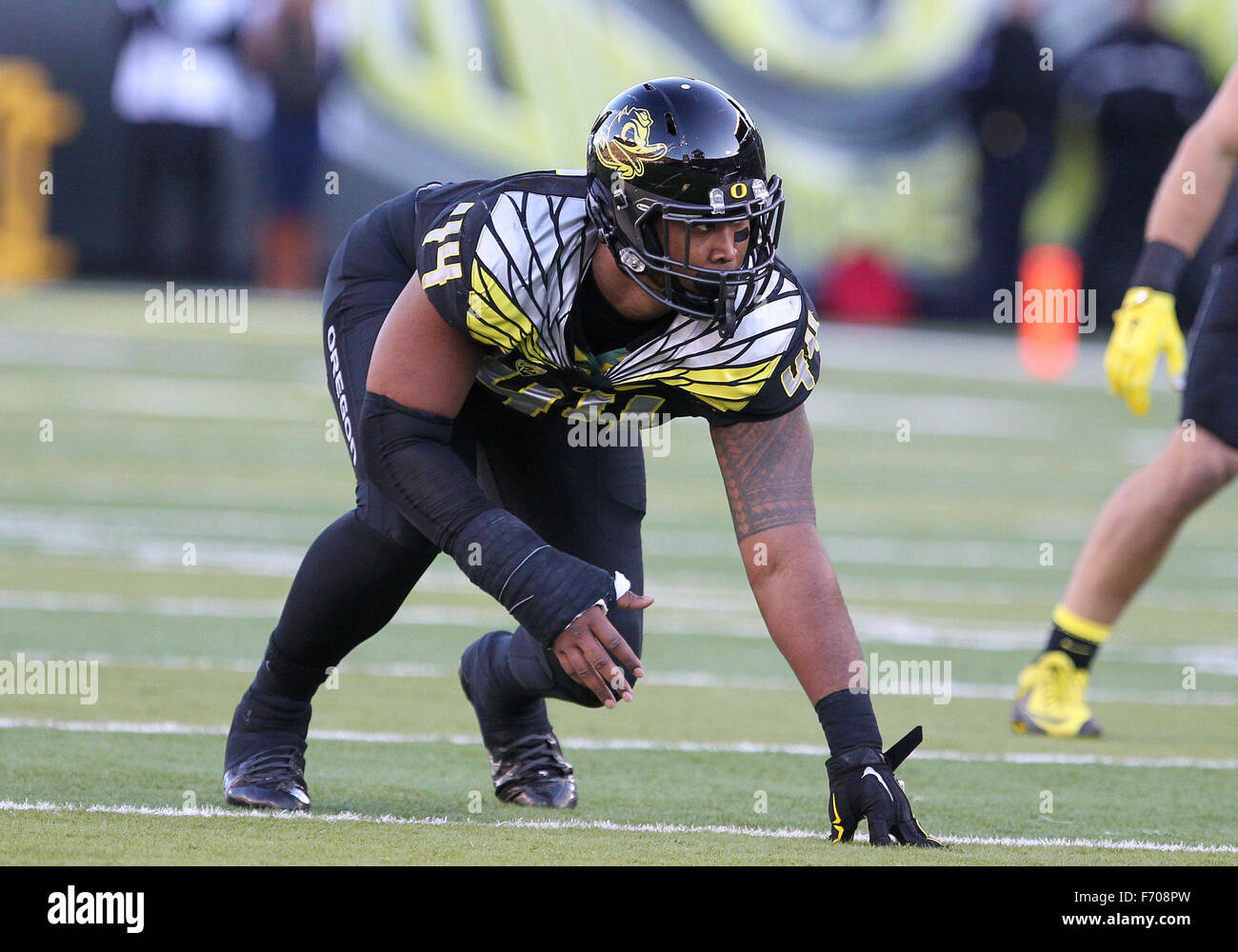 Autzen Stadium, Eugene, OR, USA. 21 Nov, 2015. Oregon Ducks joueur défensif DeForest Buckner (44) au cours de la NCAA football match entre les canards et les USC Trojans à Autzen Stadium, Eugene, OR. Larry C. Lawson/CSM/Alamy Live News Banque D'Images