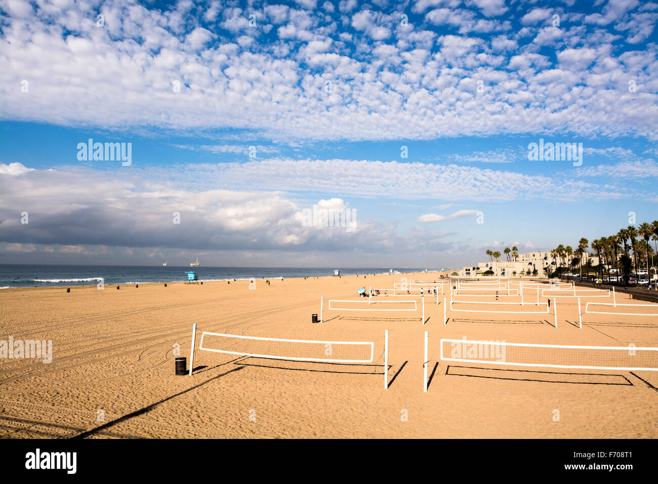 Avis de célèbre Huntington beach-volley lors d'une belle journée, ciel nuageux. Banque D'Images