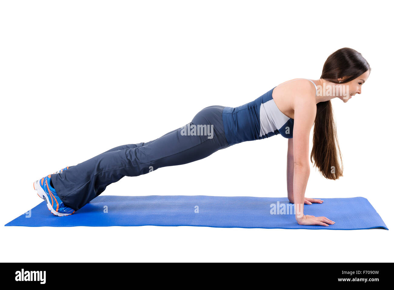 Jeune femme faisant bras droits Plank Workout Banque D'Images