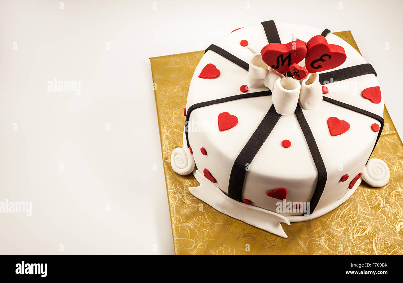 Decoration Gateau Anniversaire Avec Coeur Rouge Et Noir Des Rubans Photo Stock Alamy