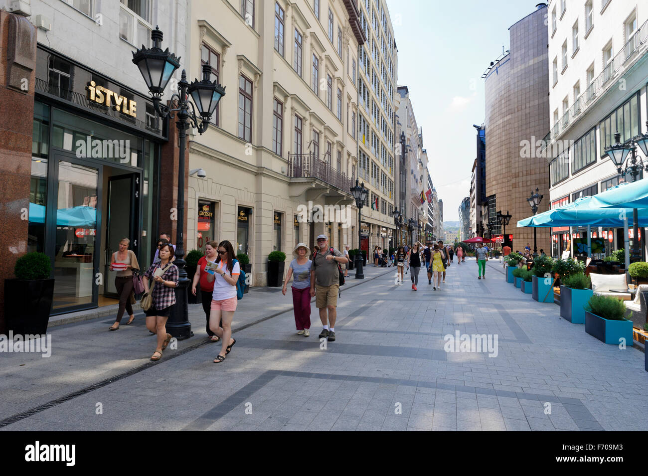 La rue Váci út avec les piétons à la découverte des boutiques, cafés et restaurants à Budapest, Hongrie. Banque D'Images