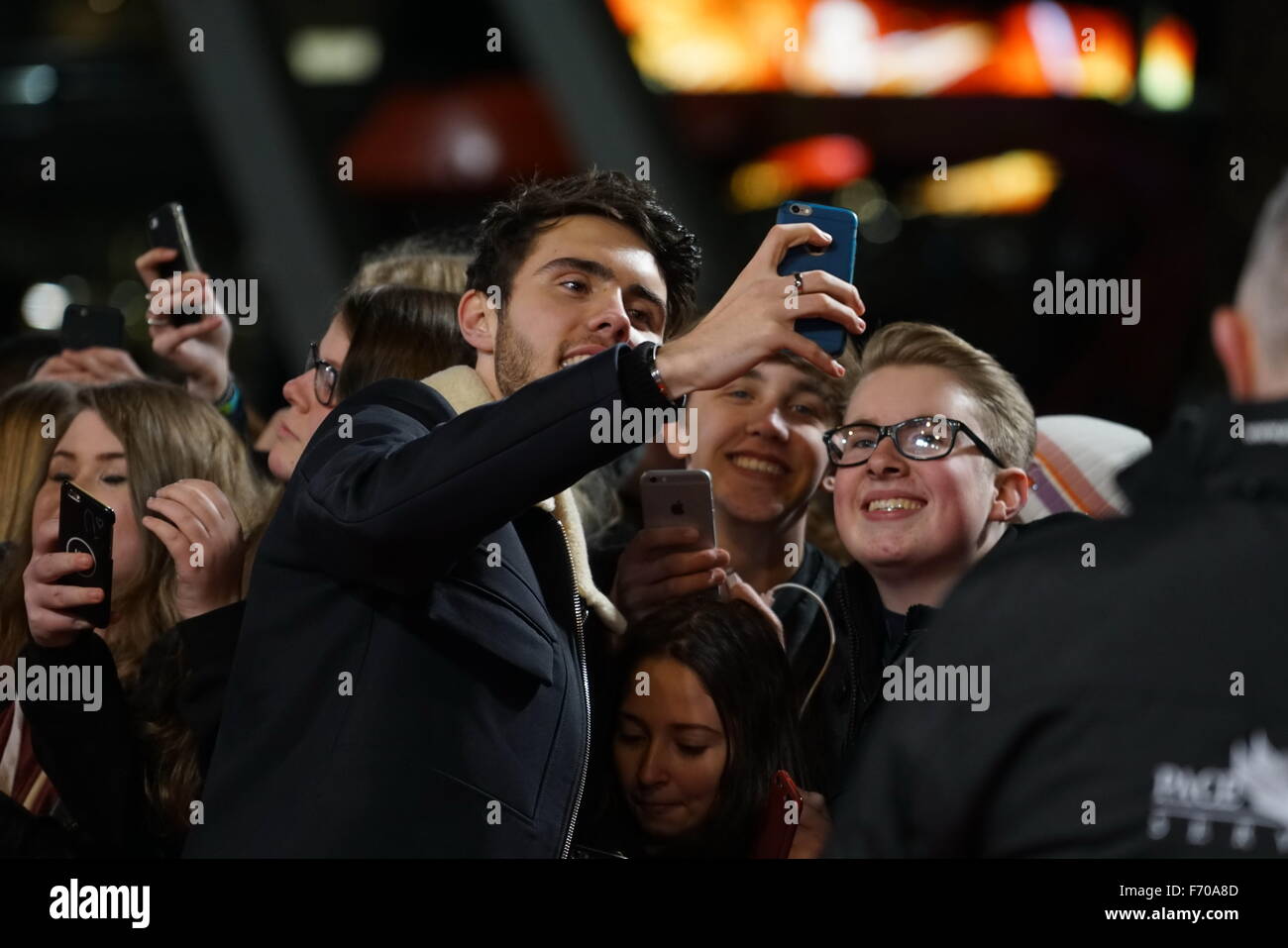 Londres, Royaume-Uni. 22 novembre, 2015. Alfie Deyes Pointless Blog en tenant avec selfies fans lors de la première mondiale de Joe & Caspar prend la route à l'Empire, Leicester Square, Londres. Credit : Voir Li/Alamy Live News Banque D'Images