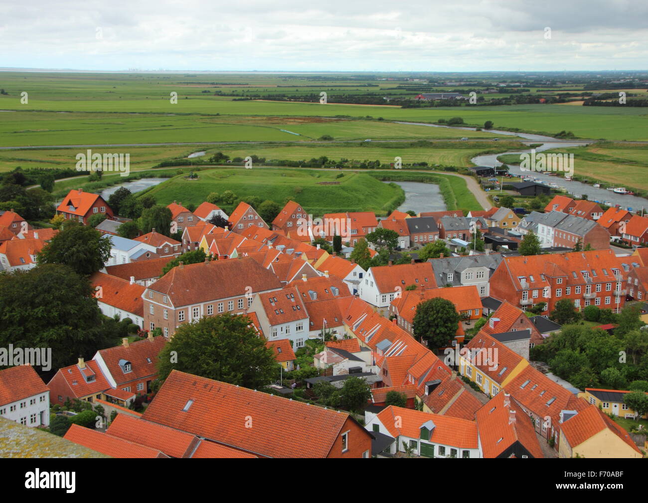 Vue aérienne de l'installation urbaine toit rouge avec des champs verts Banque D'Images