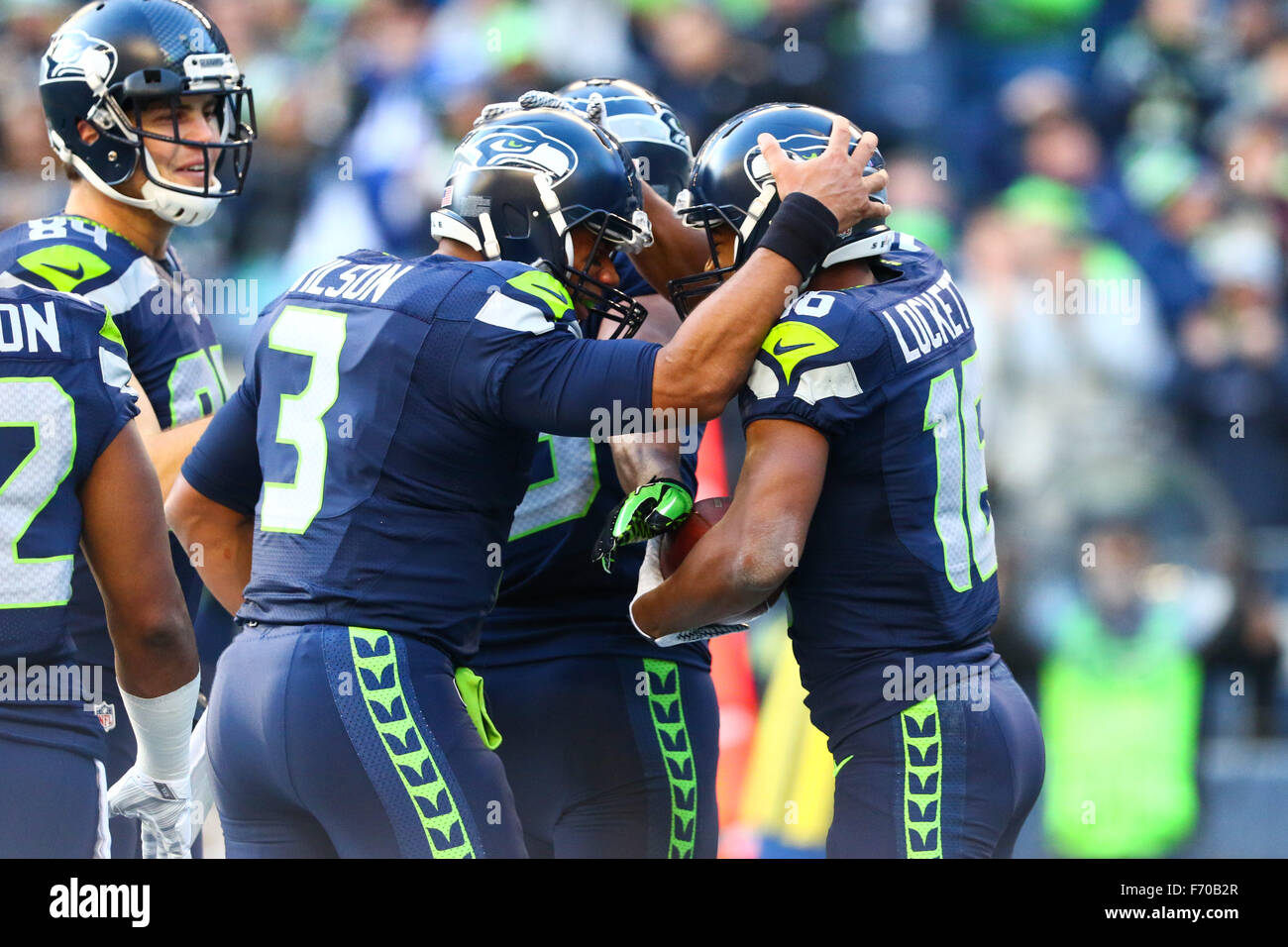 Seattle, USA. 22 novembre, 2015. Seattle Seahawks quarterback Russell Wilson (3) pats Seattle Seahawks wide receiver Tyler Lockett (16) sur le casque après un score au cours de la première moitié d'un match entre les San Francisco 49ers et les Seahawks de Seattle à CenturyLink Field à Seattle, WA, le 22 novembre 2015. Credit : Cal Sport Media/Alamy Live News Banque D'Images