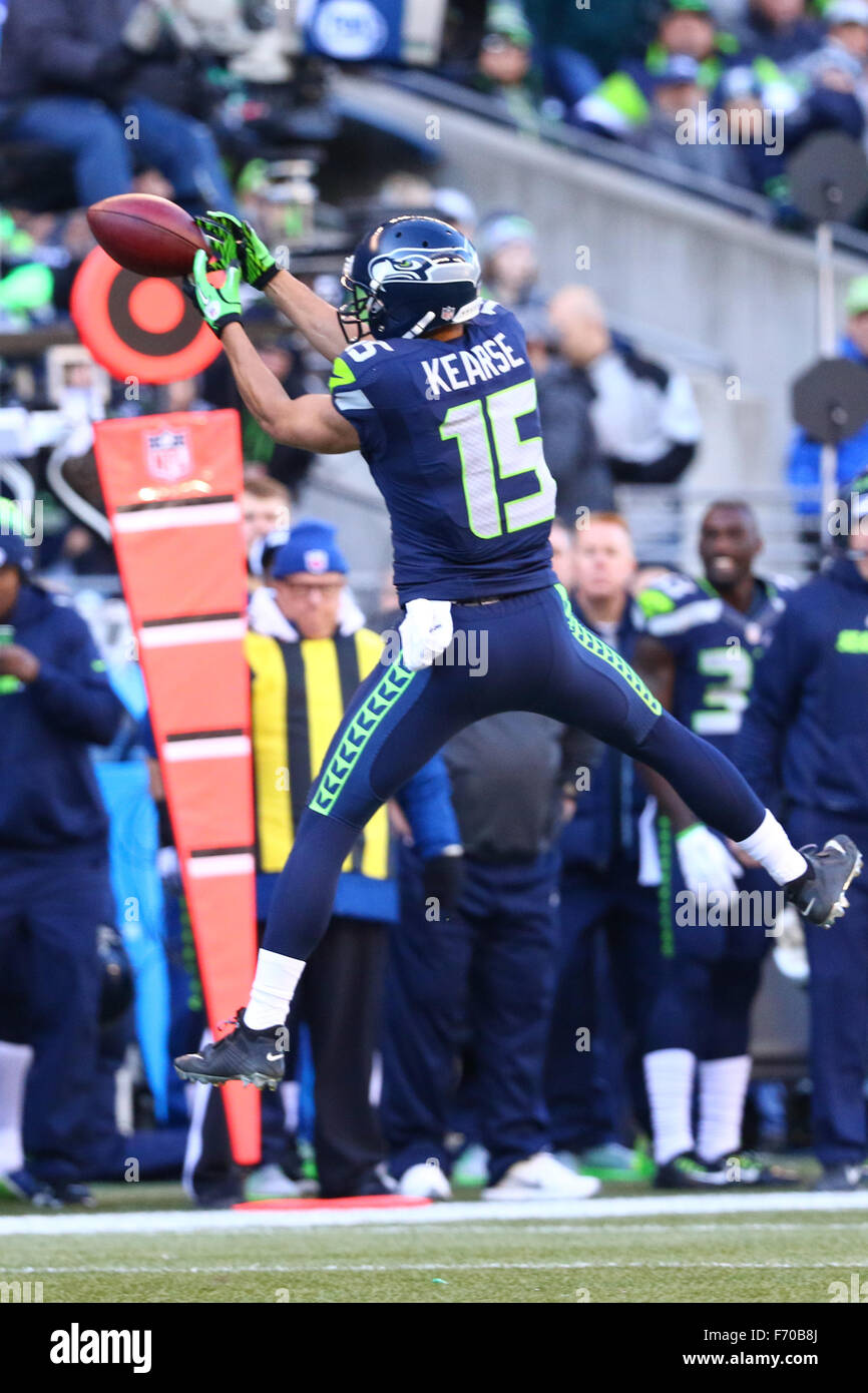 Seattle, USA. 22 novembre, 2015. La balle glisse loin de Seattle Seahawks wide receiver Jermaine Kearse (15) au cours de la première moitié d'un match entre les San Francisco 49ers et les Seahawks de Seattle à CenturyLink Field à Seattle, WA, le 22 novembre 2015. Credit : Cal Sport Media/Alamy Live News Banque D'Images