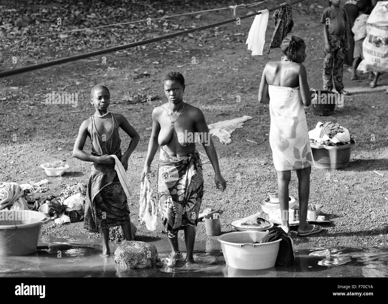 Gabu, Guinée-Bissau - 2 Avril 2014 : les femmes africaines en baignoire et lave des vêtements par le fleuve dans les régions rurales de la Guinée-Bissau Banque D'Images
