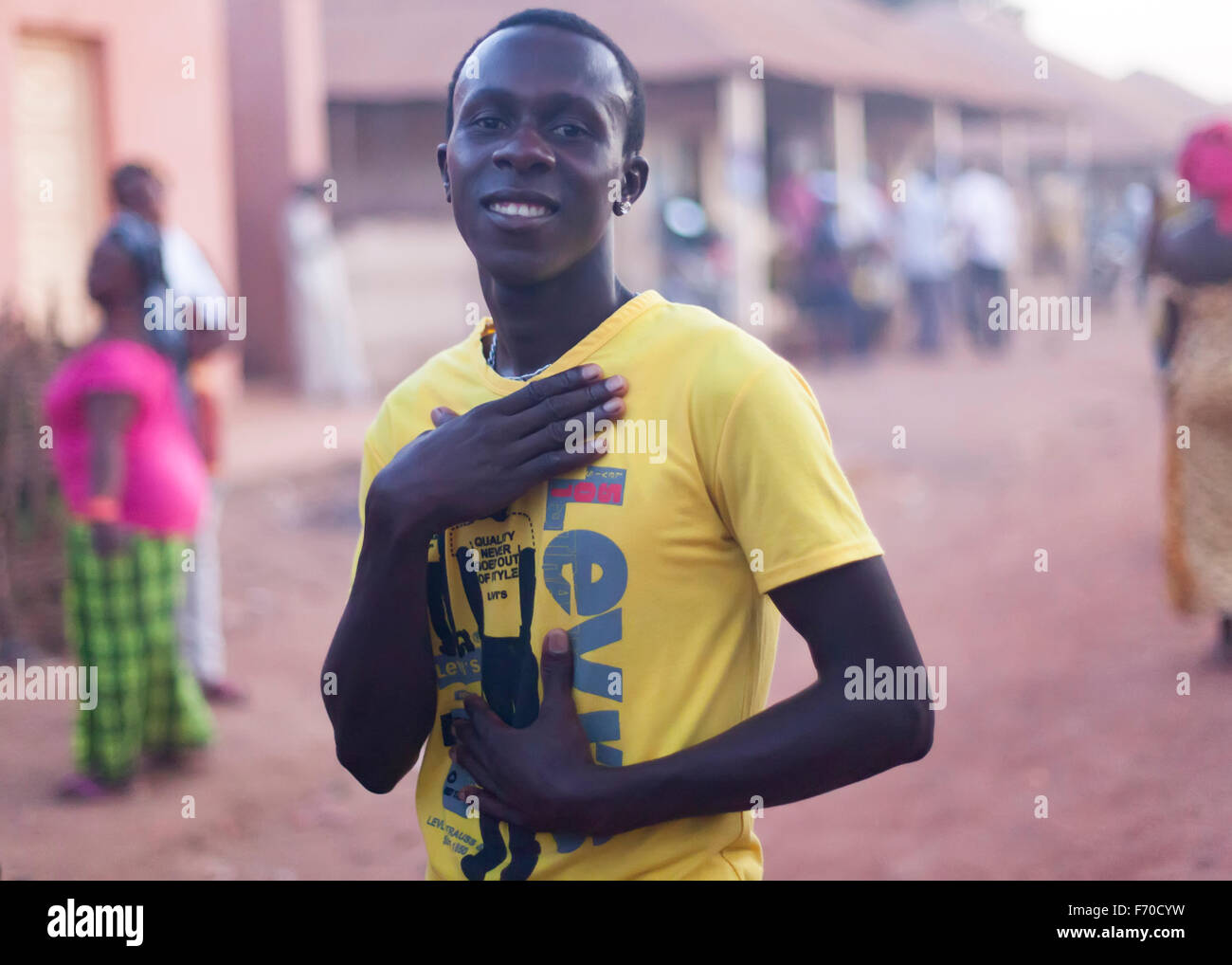 Gabu, Guinée-Bissau - 9 Avril 2014 : Portrait d'un jeune homme africain. Scènes quotidiennes de la Guinée-Bissau rurale Banque D'Images