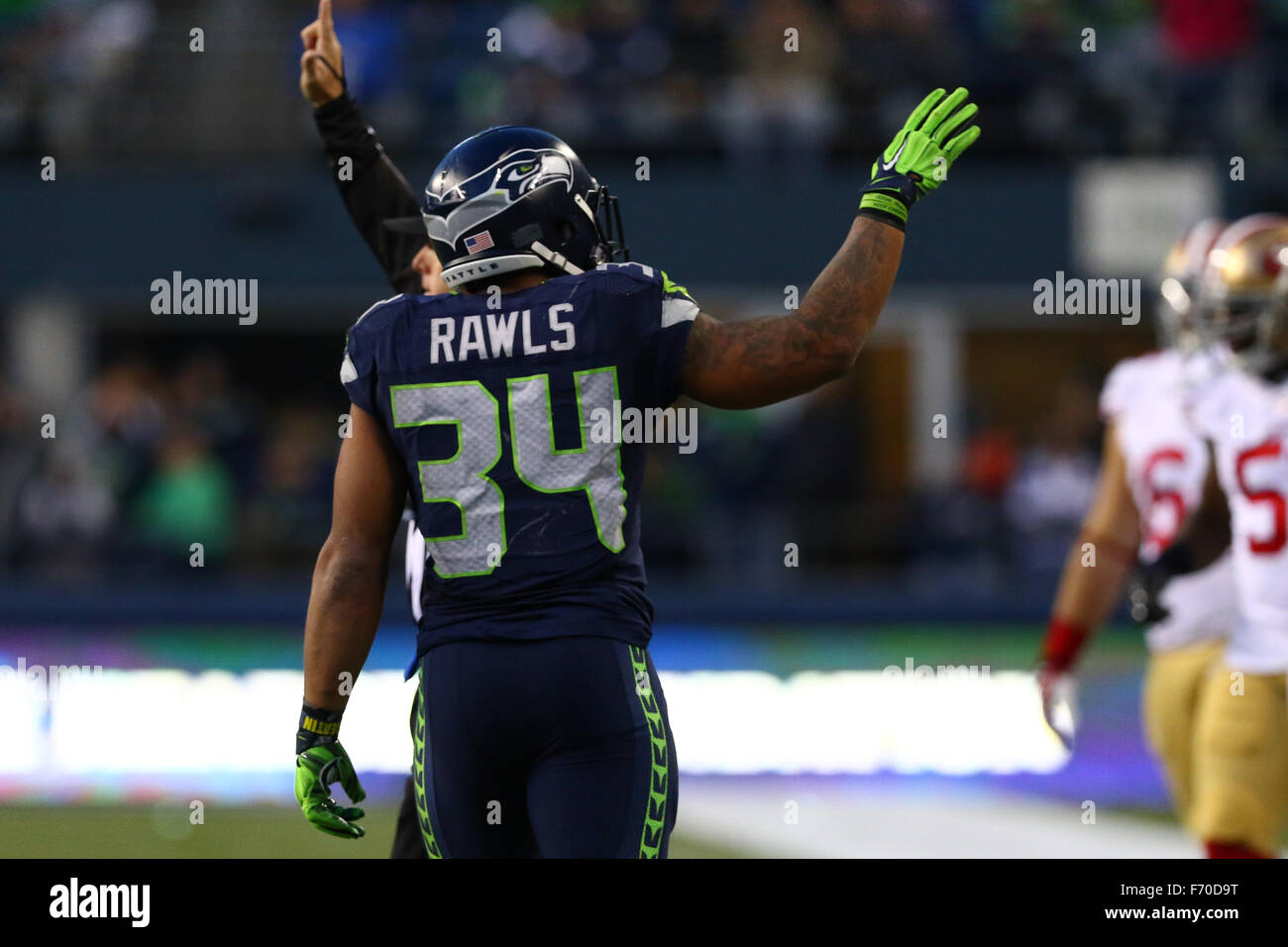 Seattle, USA. 22 novembre, 2015. Seattle Seahawks running back Thomas Rawls (34) les signaux pour une première vers le bas pendant un match entre les San Francisco 49ers et les Seahawks de Seattle à CenturyLink Field à Seattle, WA, le 22 novembre 2015. Les Seahawks a gagné 29-13. Credit : Cal Sport Media/Alamy Live News Banque D'Images