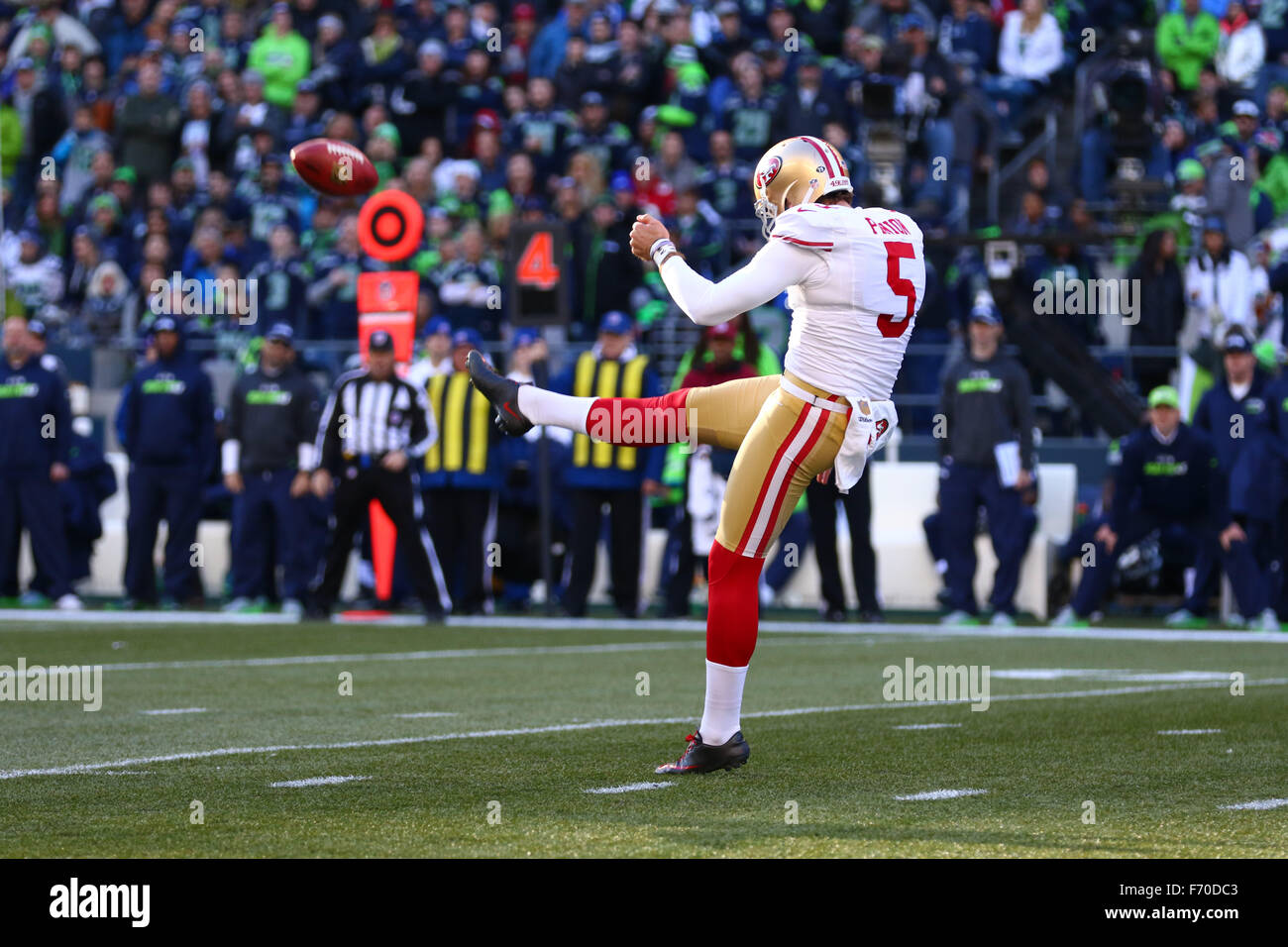 Seattle, USA. 22 novembre, 2015. San Francisco 49ers punter Bradley pignon (5) plates le ballon lors d'un match entre les San Francisco 49ers et les Seahawks de Seattle à CenturyLink Field à Seattle, WA, le 22 novembre 2015. Les Seahawks a gagné 29-13. Credit : Cal Sport Media/Alamy Live News Banque D'Images