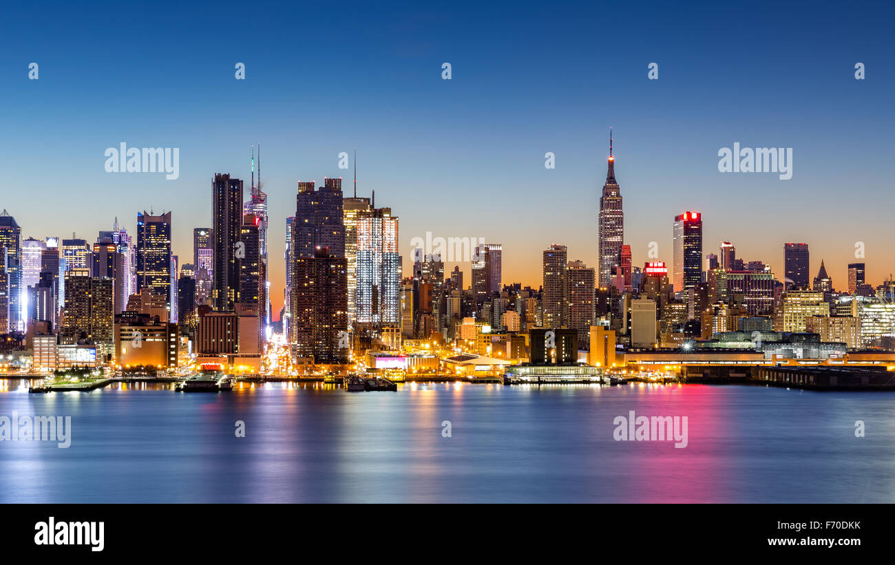 New York City skyline at dawn, comme vu de Weehawken, le long de la 42e rue canyon Banque D'Images
