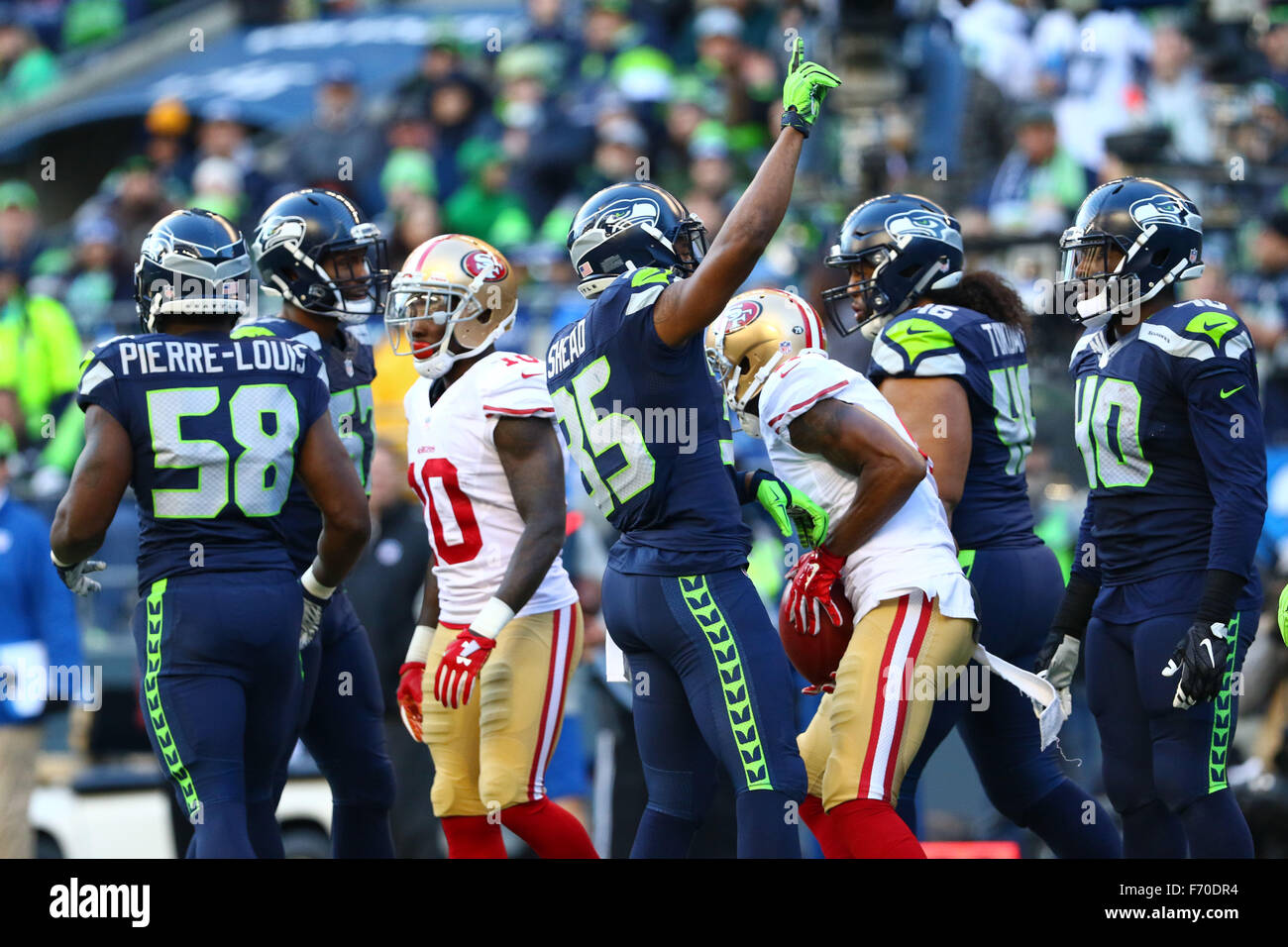 Seattle, USA. 22 novembre, 2015. Seattle Seahawks coffre DeShawn Shead (35) prend un crédit à la suite d'équipes chargées d'arrêter lors d'un match entre les San Francisco 49ers et les Seahawks de Seattle à CenturyLink Field à Seattle, WA, le 22 novembre 2015. Les Seahawks a gagné 29-13. Credit : Cal Sport Media/Alamy Live News Banque D'Images