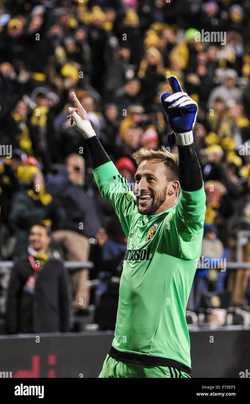 Columbus, Ohio, USA. 22 Nov, 2015. Columbus Crew SC gardien Steve Clark (1) célèbre la victoire avec la foule dans la première manche éliminatoire de la Coupe MLS 2015 Audi - Championnat de conférence de l'Est - Columbus Crew SC VS New York Red Bulls à MAPFRE Stadium, à Columbus OH. Credit : Cal Sport Media/Alamy Live News Banque D'Images