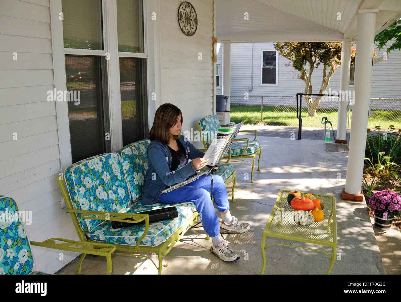 Fille préadolescente de 12 ans pratiquer sa clarinette pour l'orchestre de l'école. Indiana Banque D'Images
