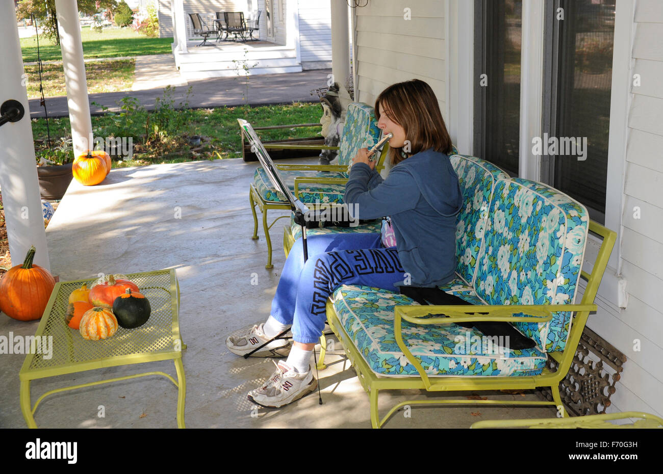 Fille préadolescente de 12 ans pratiquer sa clarinette pour l'orchestre de l'école. Indiana Banque D'Images