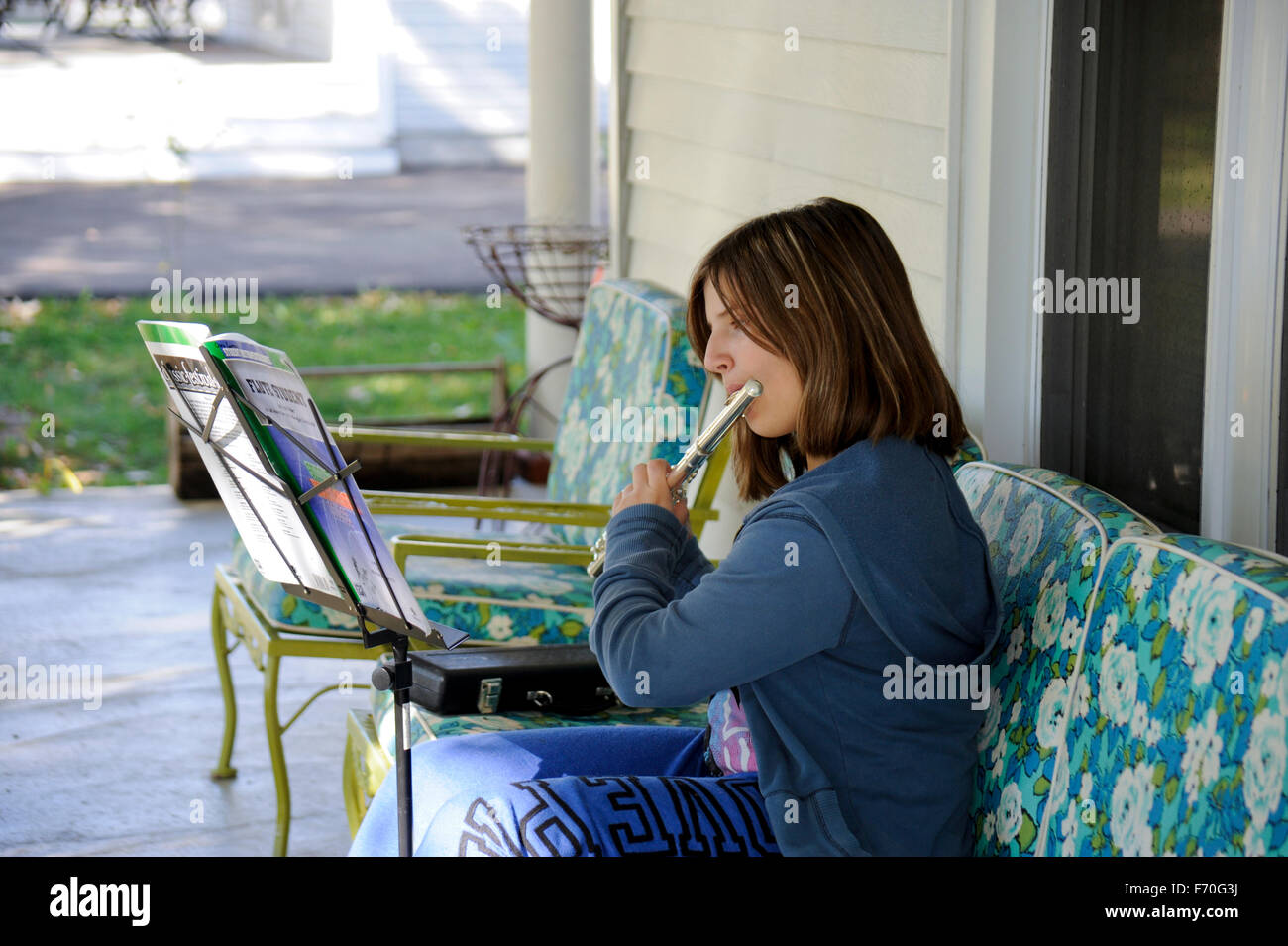 Fille préadolescente de 12 ans pratiquer sa clarinette pour l'orchestre de l'école. Indiana Banque D'Images