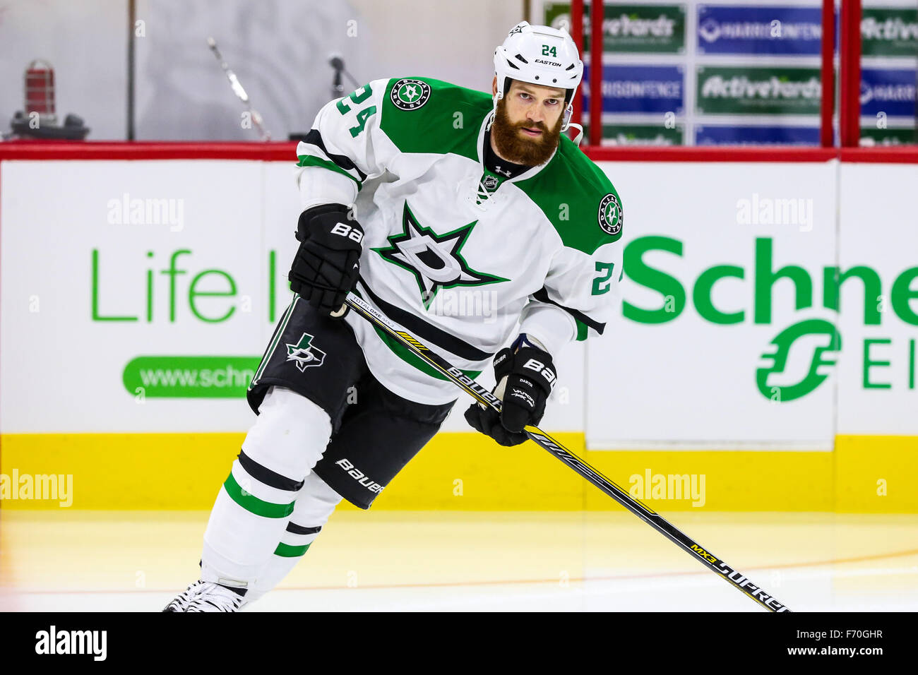 Raleigh, Caroline du Nord, USA. Nov 6, 2015. Le défenseur des Stars de Dallas Jordie Benn (24) au cours de la LNH, match entre les Stars de Dallas et les Hurricanes de la Caroline au PNC Arena. © Andy Martin Jr./ZUMA/Alamy Fil Live News Banque D'Images