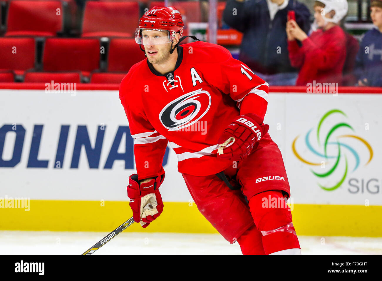 Raleigh, Caroline du Nord, USA. Nov 6, 2015. Jordan Staal centre Carolina Hurricanes (11) au cours de la LNH, match entre les Stars de Dallas et les Hurricanes de la Caroline au PNC Arena. © Andy Martin Jr./ZUMA/Alamy Fil Live News Banque D'Images