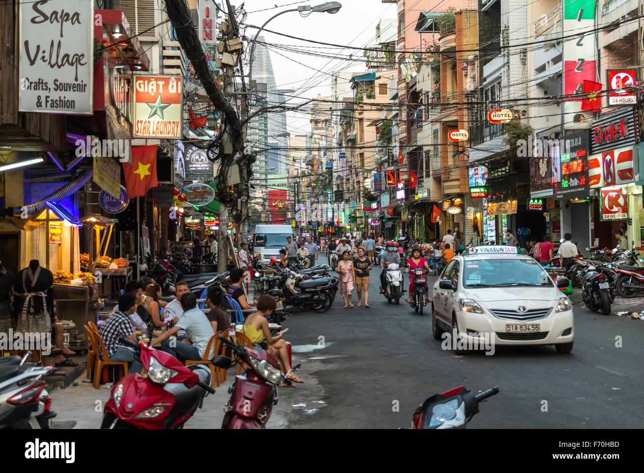 HO-CHI-MINH-VILLE, VIETNAM - Mars 2015 : voir dans l'une des principales rues de Saigon / Ho Chi Minh-Ville où de nombreux touristes/backpacker ont boissons et nourriture Photo Stock - Alamy