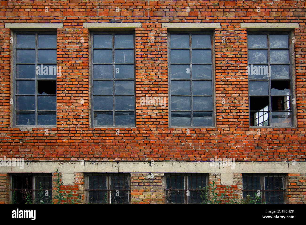 Vieux mur de briques avec des fenêtres cassées Banque D'Images