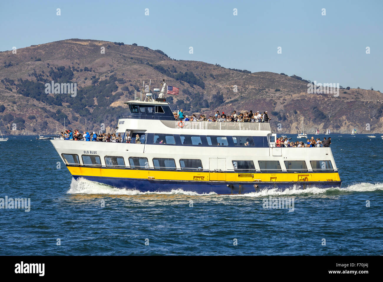 Le bleu et or ferry transportant des passagers de l'autre côté de la baie de San Francisco, San Francisco, California, USA Banque D'Images