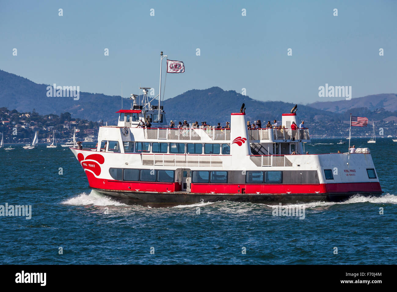 Le rouge et blanc qui transportent des passagers des traversiers de l'autre côté de la baie de San Francisco, San Francisco, California, USA Banque D'Images