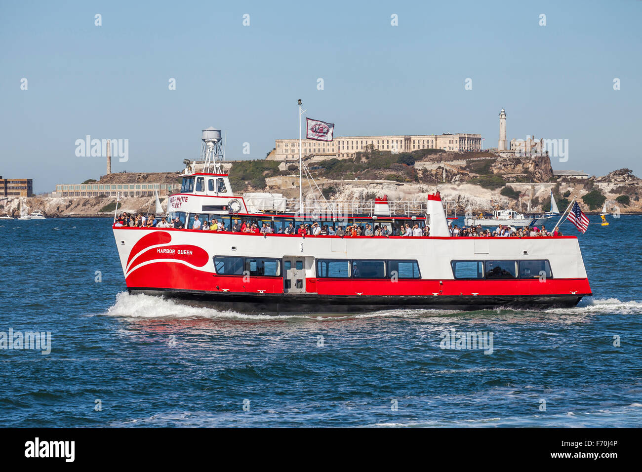 Le rouge et blanc qui transportent des passagers des traversiers de l'autre côté de la baie de San Francisco, San Francisco, California, USA Banque D'Images