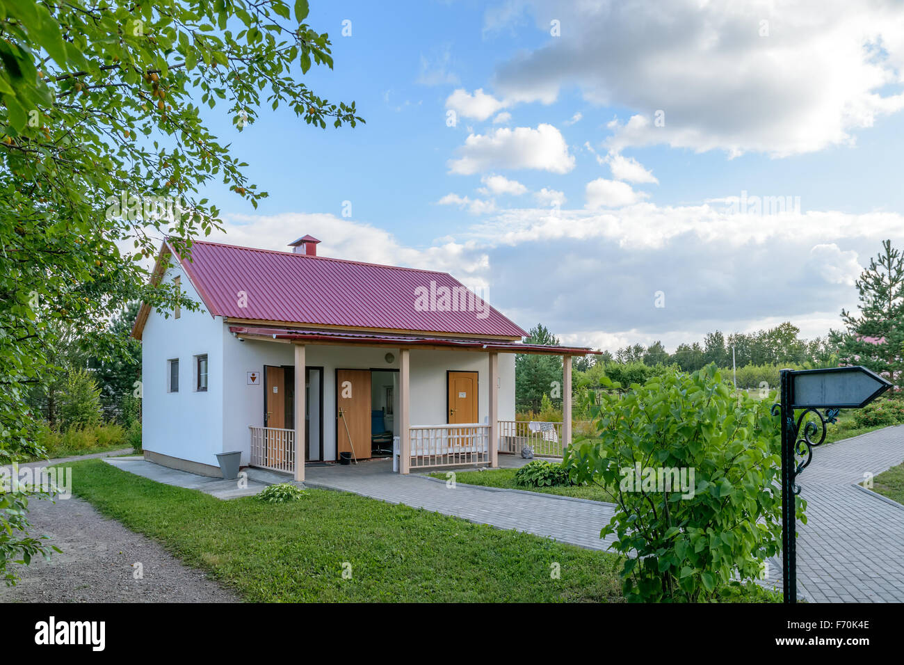 Toilettes publiques dans un beau parc dans la soirée. Vue de côté. Banque D'Images