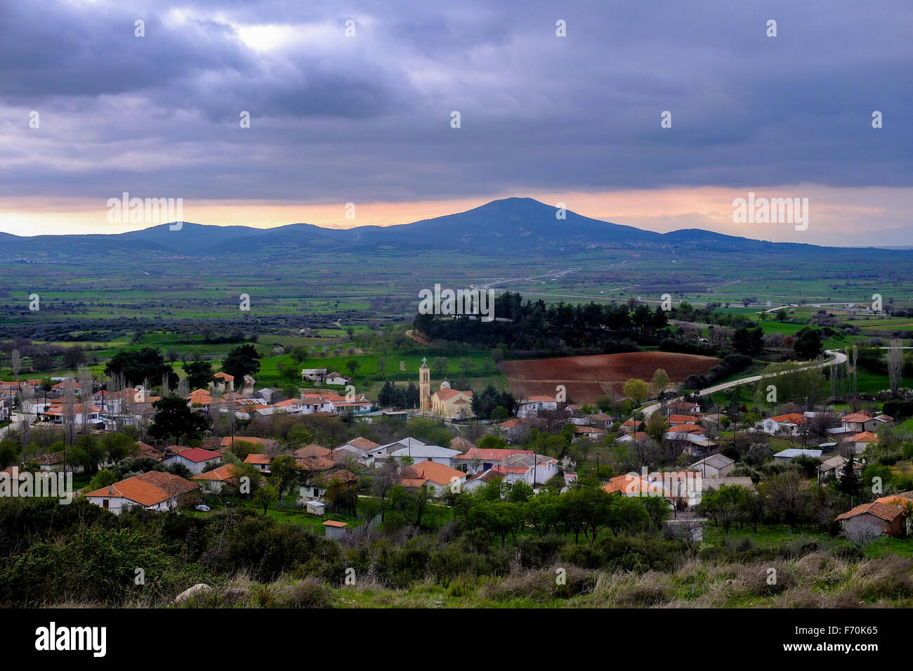 Petit village dans la campagne italienne Banque D'Images