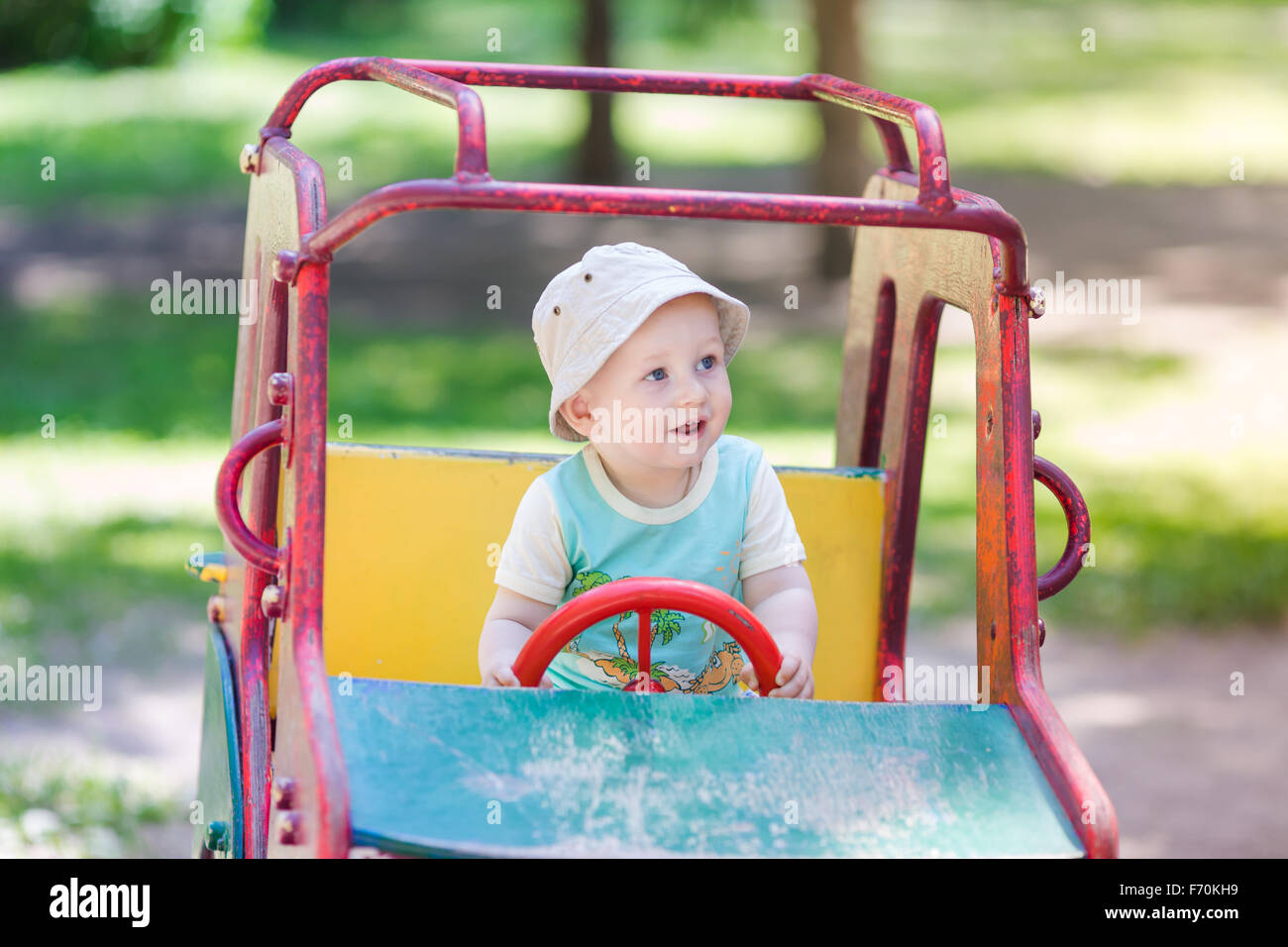 Bebe Garcon Au Volant D Une Petite Voiture A L Aire De Jeux Piscine En Plein Air Photo Stock Alamy
