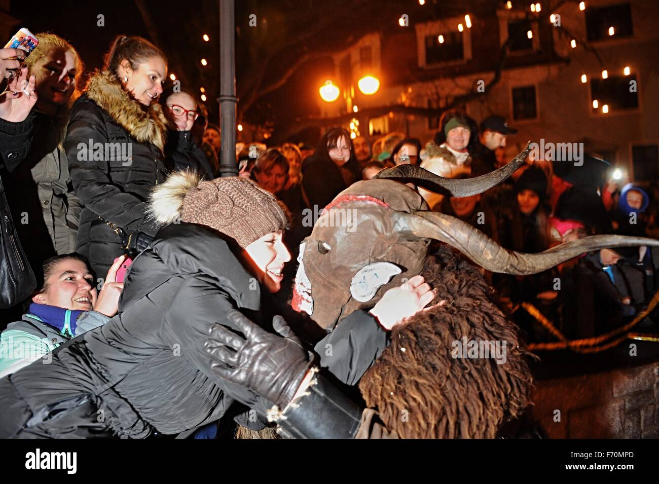 Un homme habillé comme, le compagnon de Krampus Saint-nicolas et une des traditions de l'AVENT unique, promenades dans les rues au cours d'une procession Krampus dans la ville de Hluboka nad Vltavou, République tchèque, samedi, Novembre 21, 2015. À propos de l'horreur 120 diables, surtout de l'Autriche, assister à l'événement. (Photo/CTK Vaclav Pancer) Banque D'Images