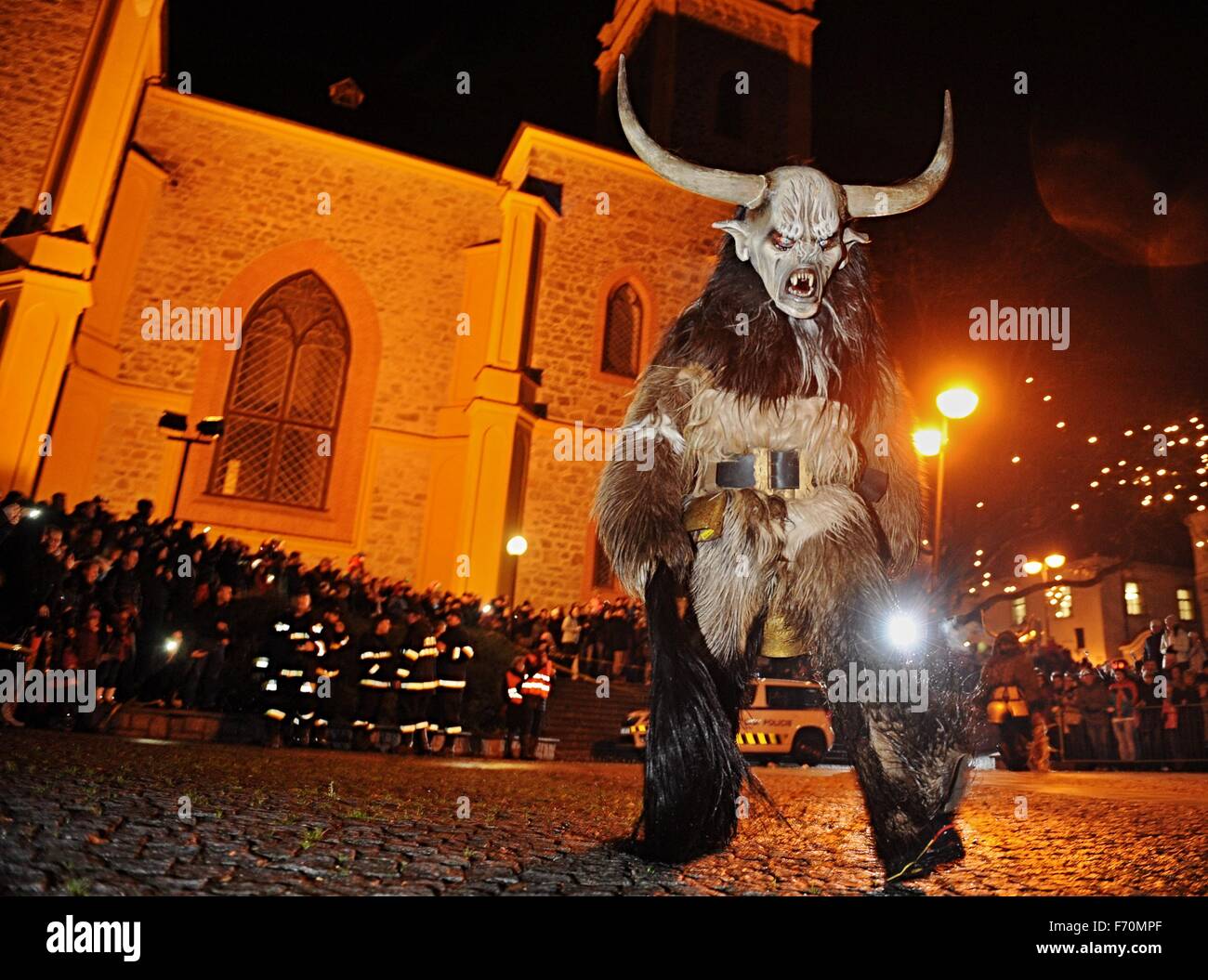 Un homme habillé comme, le compagnon de Krampus Saint-nicolas et une des traditions de l'AVENT unique, promenades dans les rues au cours d'une procession Krampus dans la ville de Hluboka nad Vltavou, République tchèque, samedi, Novembre 21, 2015. À propos de l'horreur 120 diables, surtout de l'Autriche, assister à l'événement. (Photo/CTK Vaclav Pancer) Banque D'Images