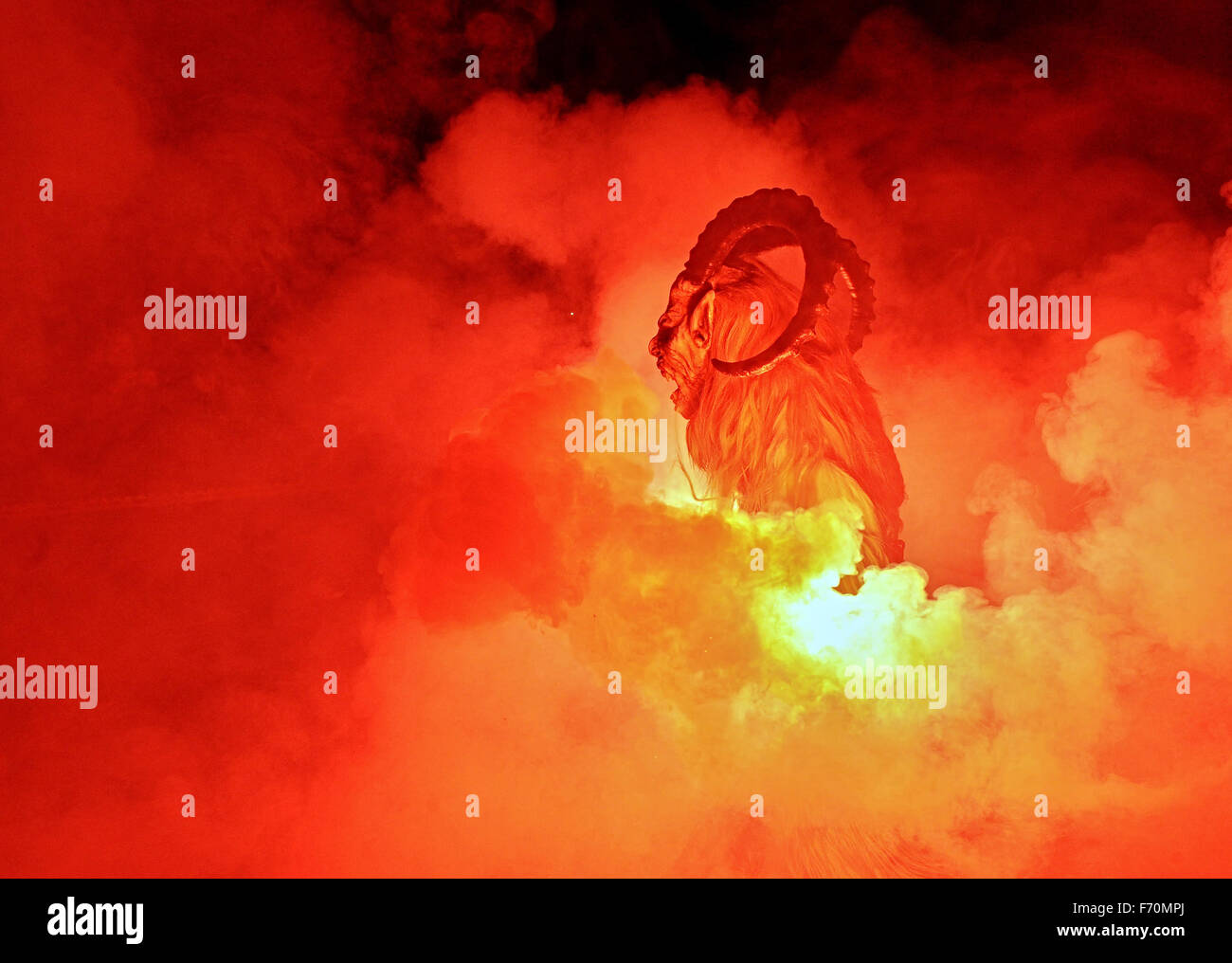 Un homme habillé comme, le compagnon de Krampus Saint-nicolas et une des traditions de l'AVENT unique, promenades dans les rues au cours d'une procession Krampus dans la ville de Hluboka nad Vltavou, République tchèque, samedi, Novembre 21, 2015. À propos de l'horreur 120 diables, surtout de l'Autriche, assister à l'événement. (Photo/CTK Vaclav Pancer) Banque D'Images