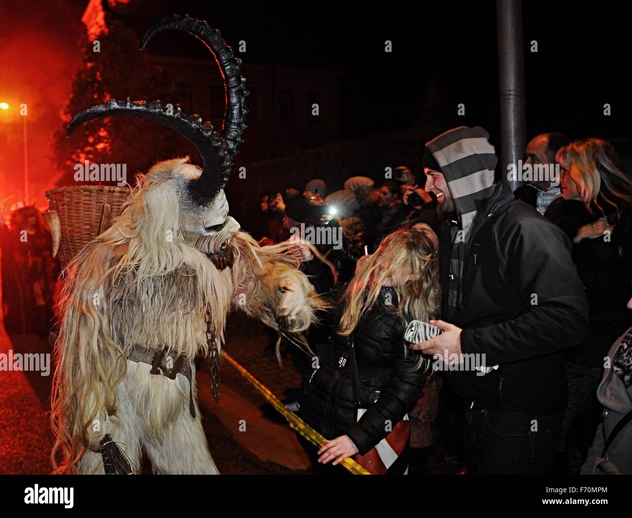 Un homme habillé comme, le compagnon de Krampus Saint-nicolas et une des traditions de l'AVENT unique, promenades dans les rues au cours d'une procession Krampus dans la ville de Hluboka nad Vltavou, République tchèque, samedi, Novembre 21, 2015. À propos de l'horreur 120 diables, surtout de l'Autriche, assister à l'événement. (Photo/CTK Vaclav Pancer) Banque D'Images