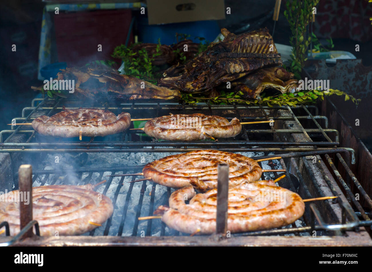 La nourriture typique de la Sardaigne. Rôti de saucisses, des morceaux de viande rôti et le rôti de boeuf dans un festival communautaire typique de la Sardaigne. Aritzo Banque D'Images