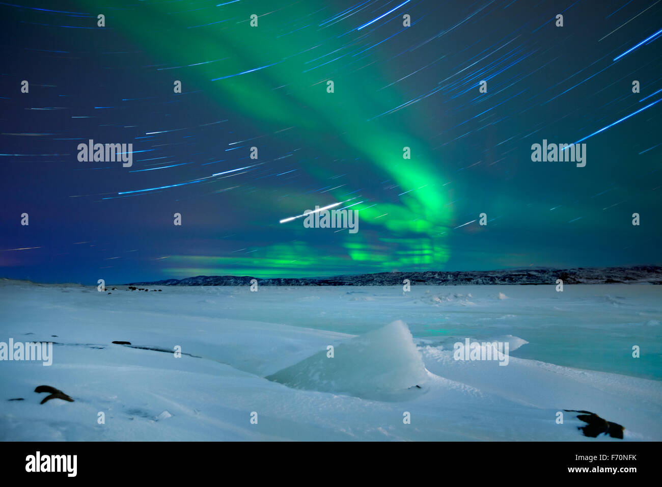 Des aurores boréales) sur un lac gelé dans le nord de la Norvège. Banque D'Images