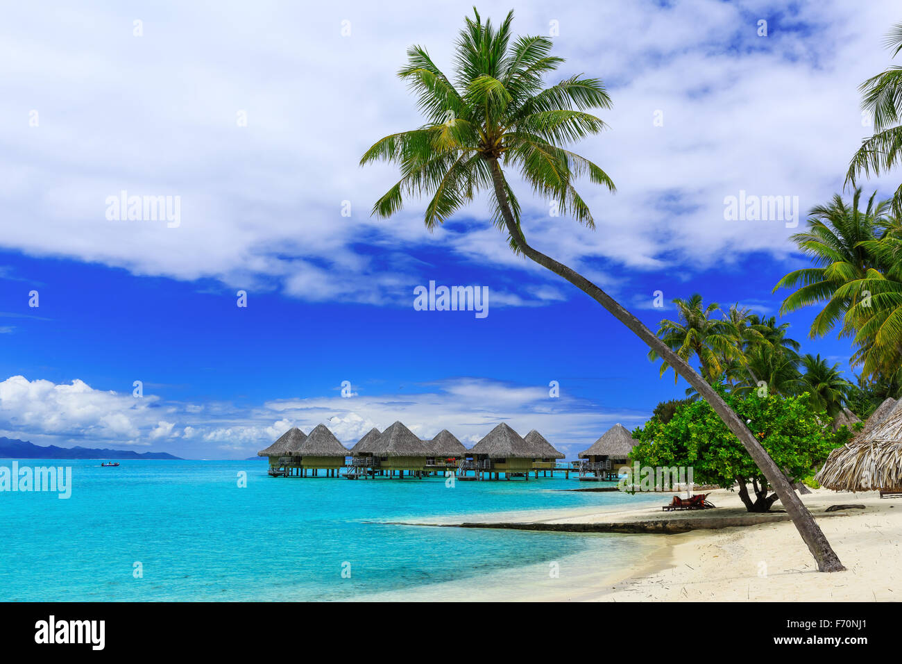 Bungalows sur pilotis de luxe tropical resort, Bora Bora Island, près de Tahiti, Polynésie française, l'océan Pacifique Banque D'Images