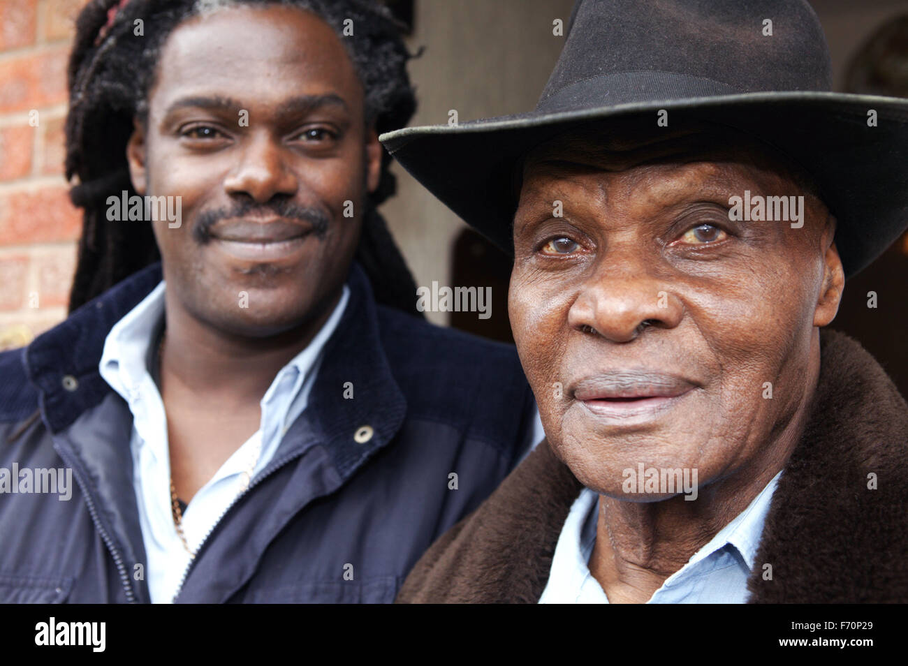 Portrait d'un homme âgé, debout devant un homme plus jeune, smiling Banque D'Images