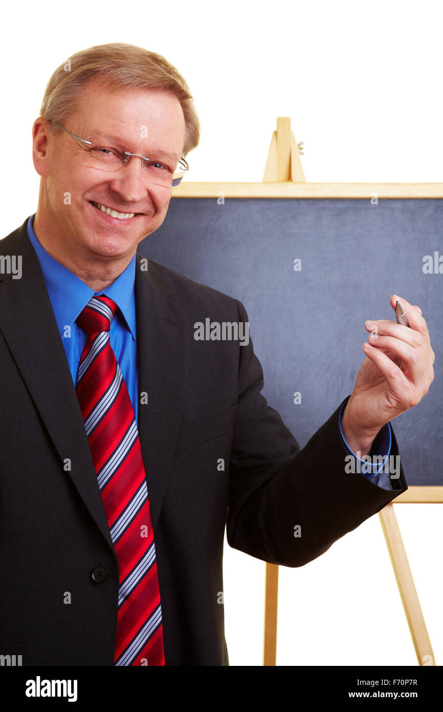 Senior businessman in a suit en face d'un tableau Banque D'Images