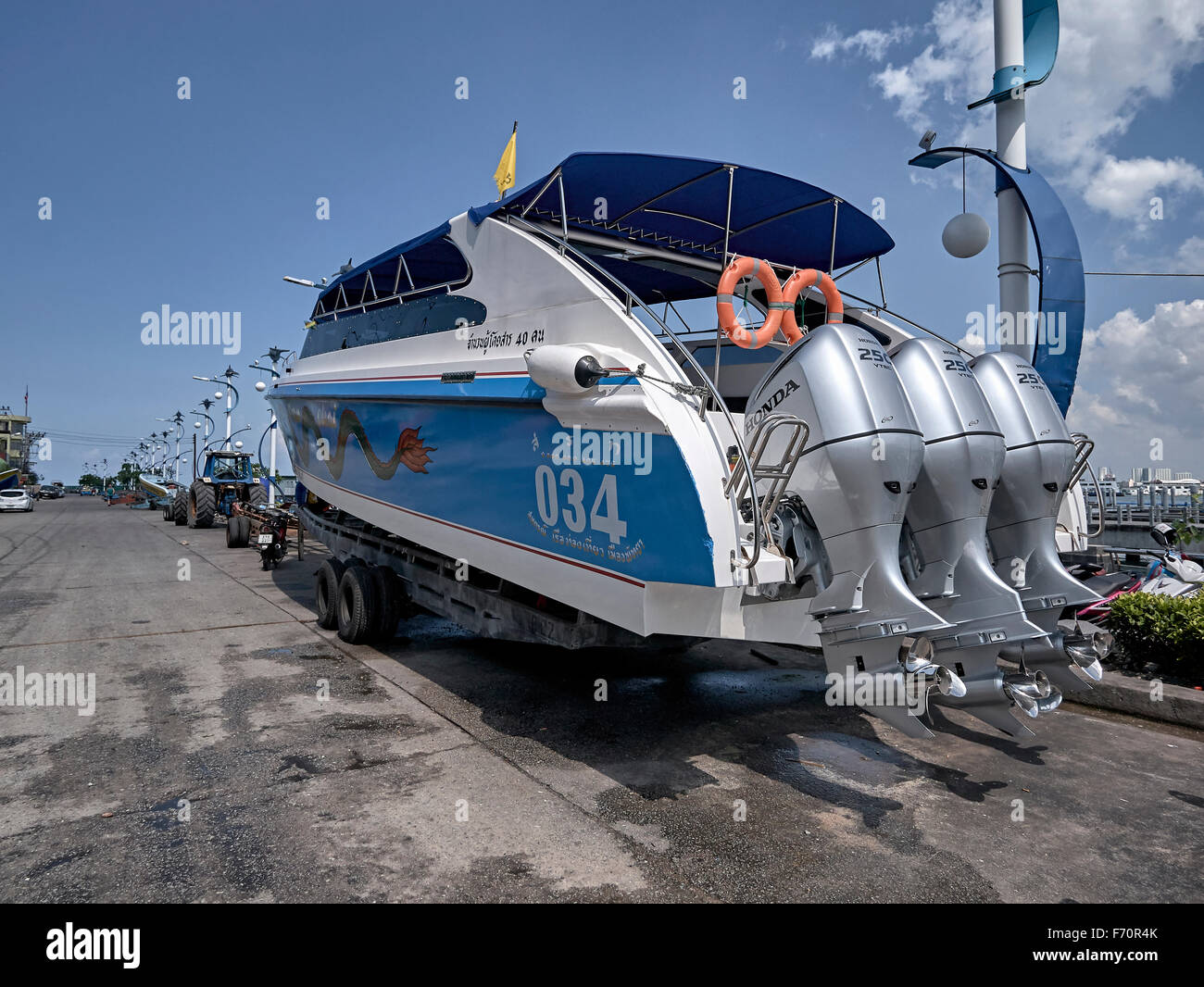 Bateau de croisière avec trois moteurs hors-bord. Banque D'Images